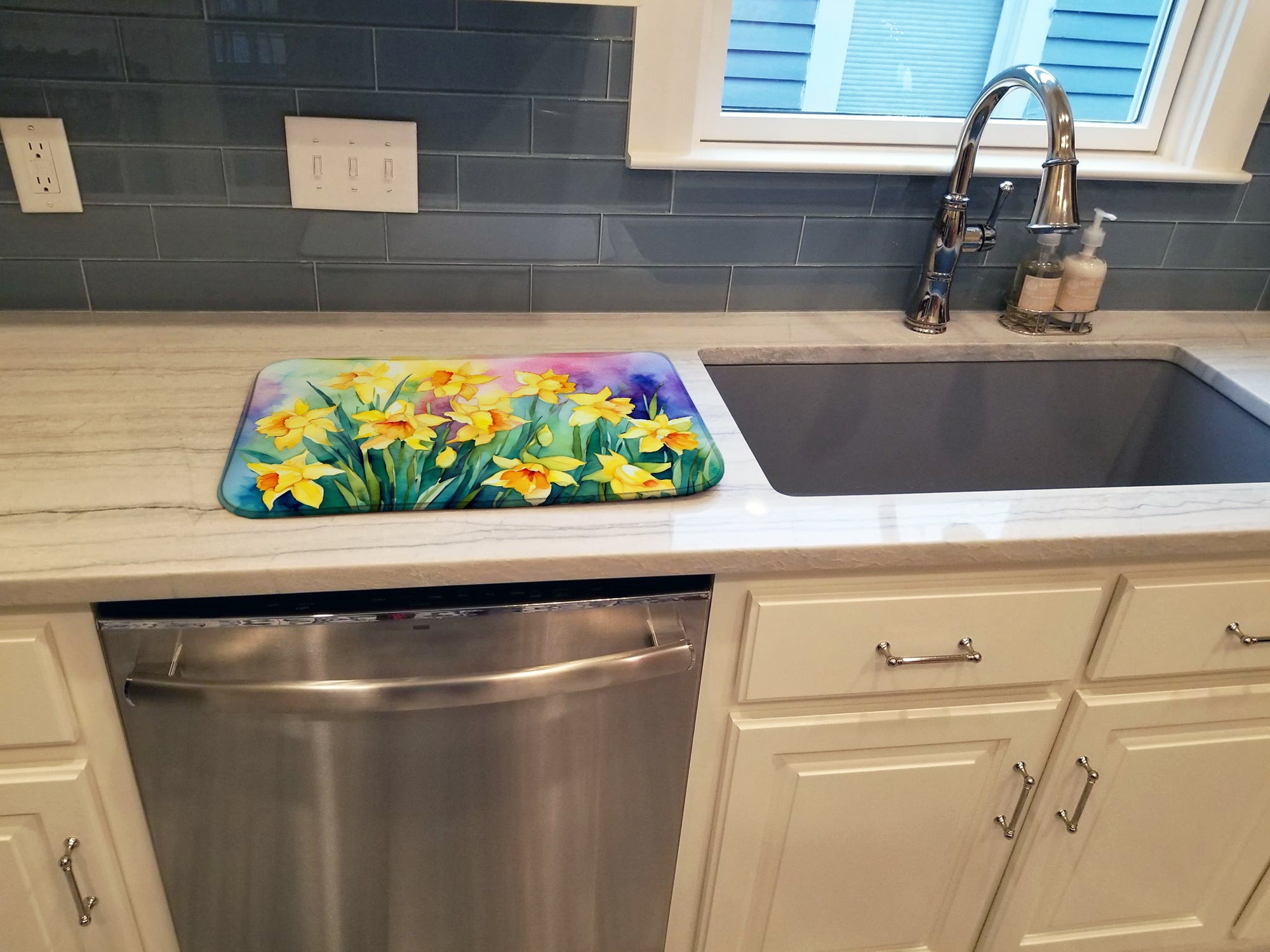 Caroline's Treasures Daffodils in Watercolor Dish Drying Mat