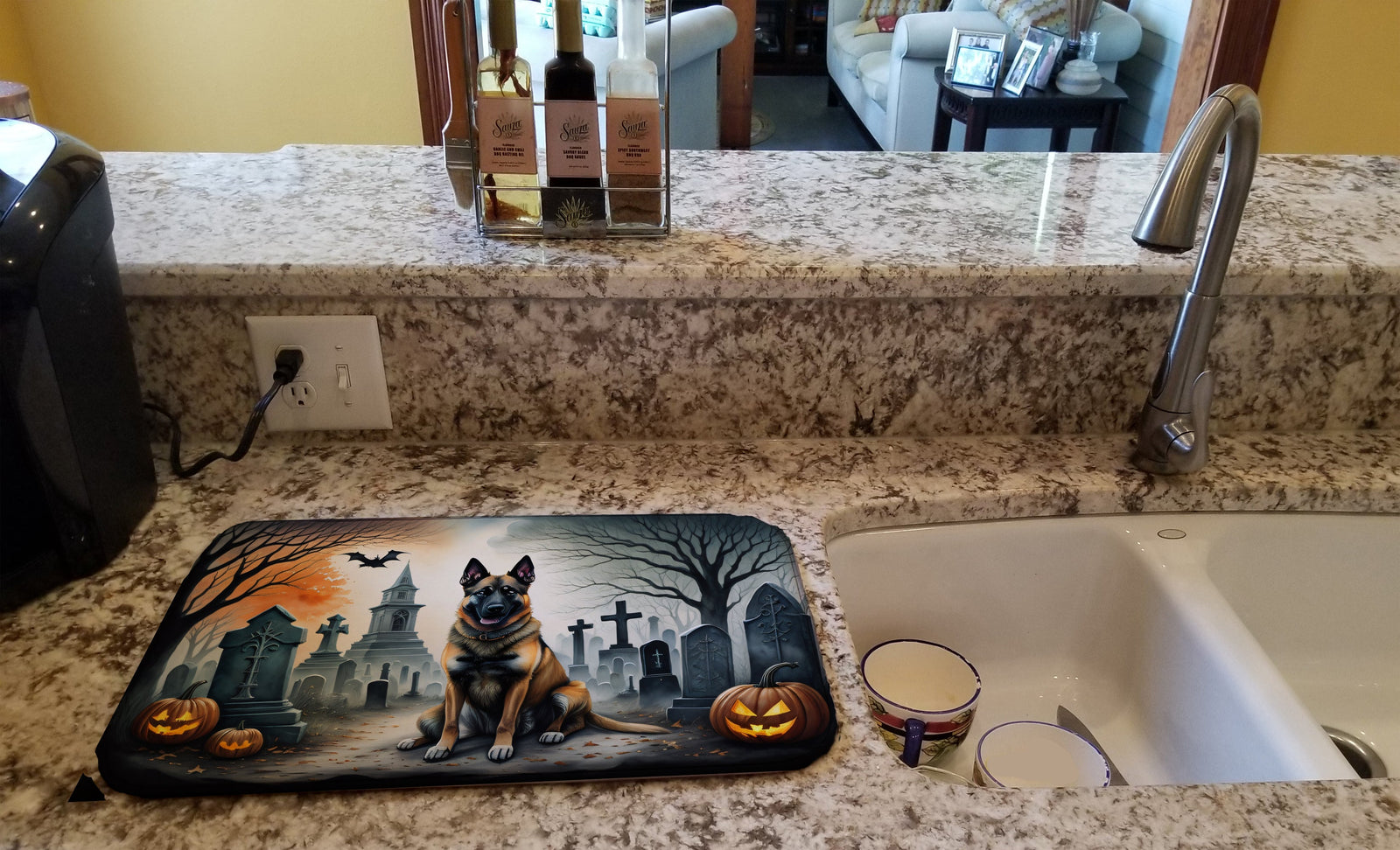 Caroline's Treasures Belgian Malinois Spooky Halloween Dish Drying Mat