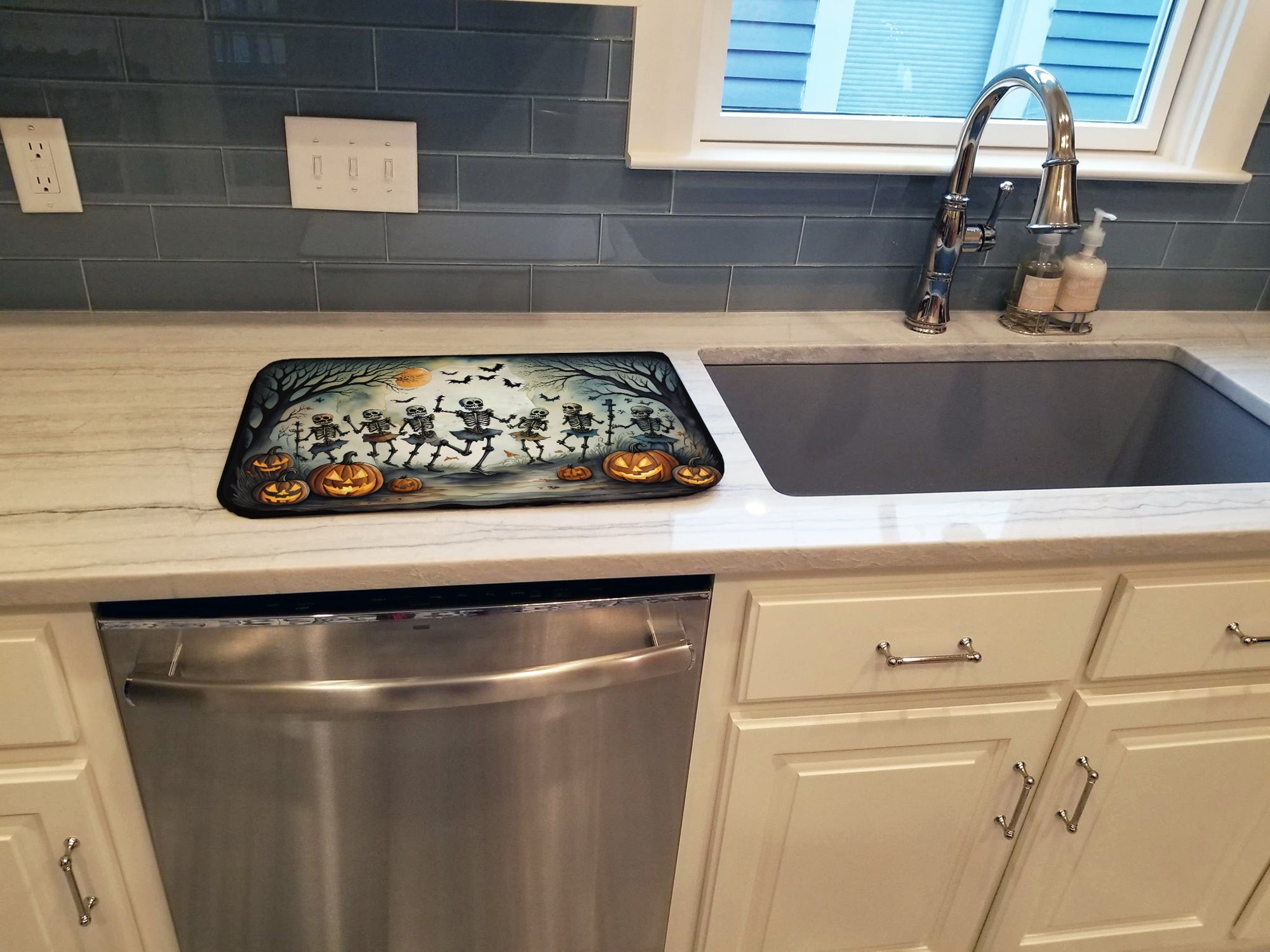 Caroline's Treasures Dancing Skeletons Spooky Halloween Dish Drying Mat