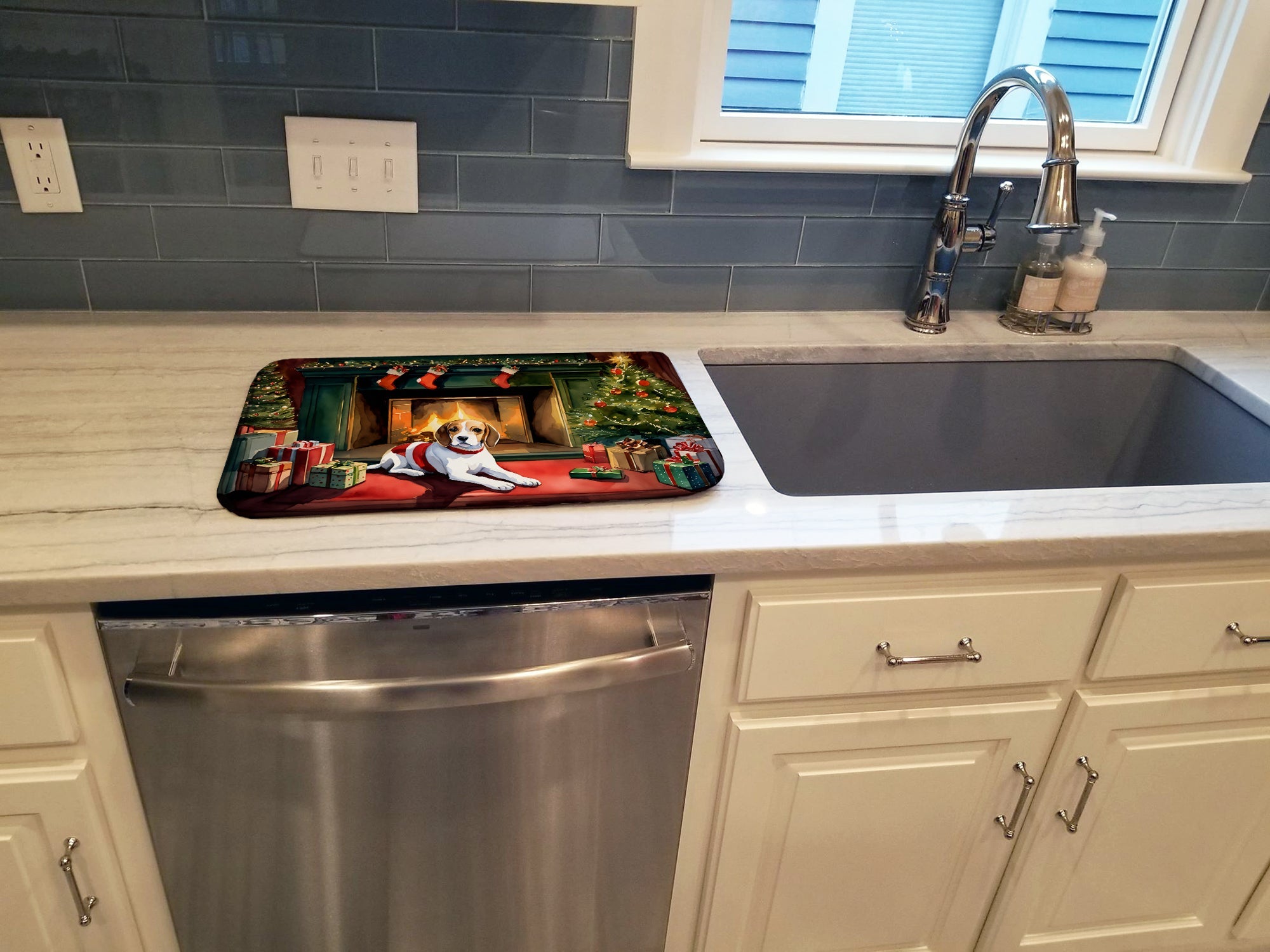 Caroline's Treasures Beagle Cozy Christmas Dish Drying Mat