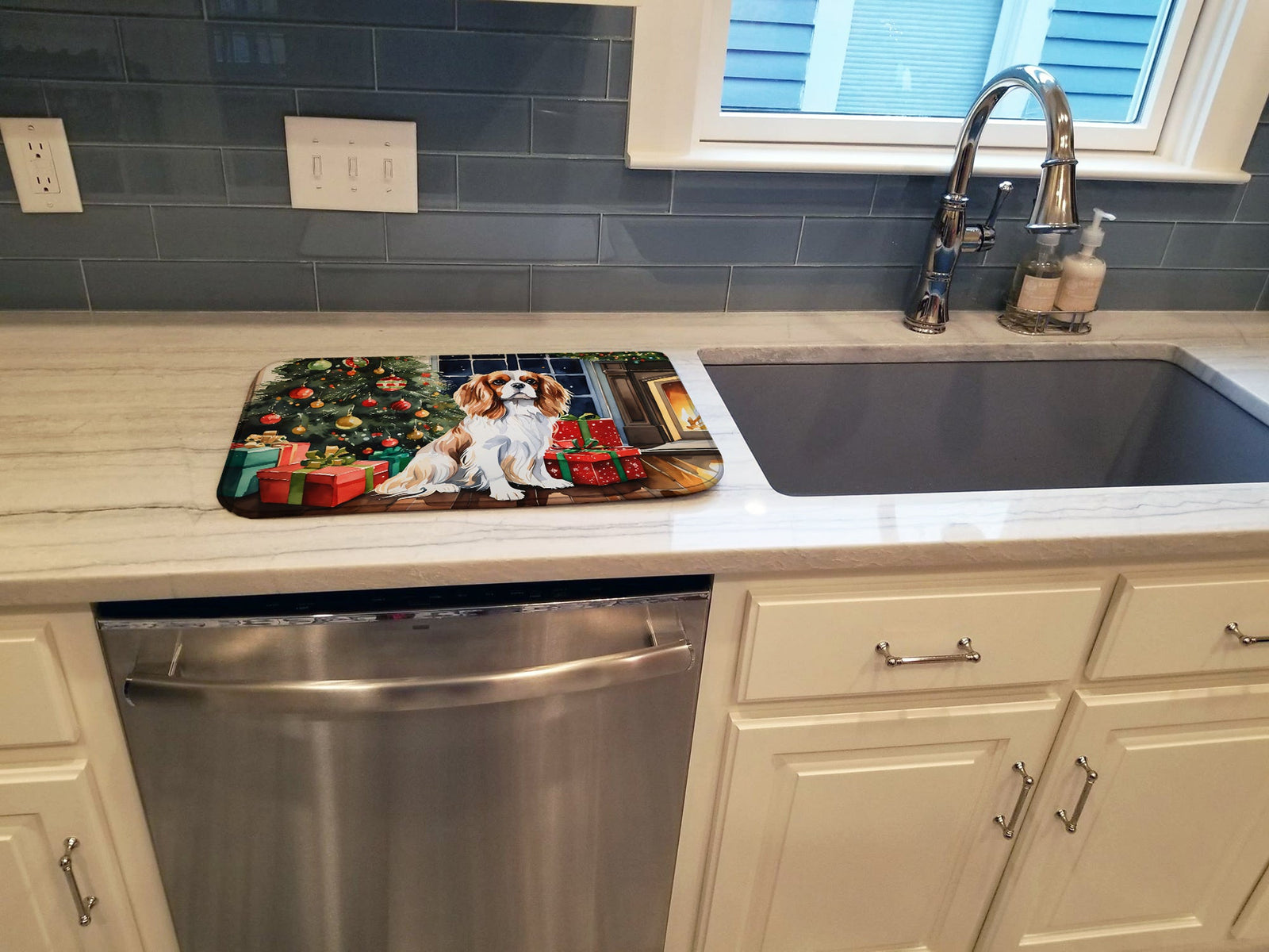 Caroline's Treasures Cavalier Spaniel Cozy Christmas Dish Drying Mat