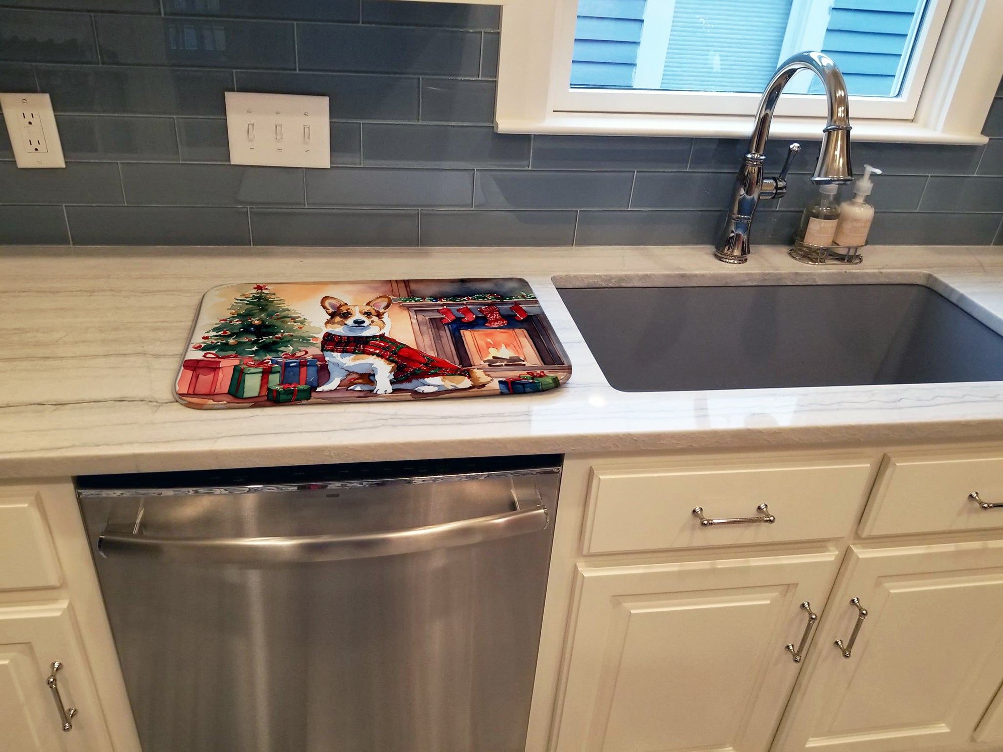 Caroline's Treasures Corgi Cozy Christmas Dish Drying Mat