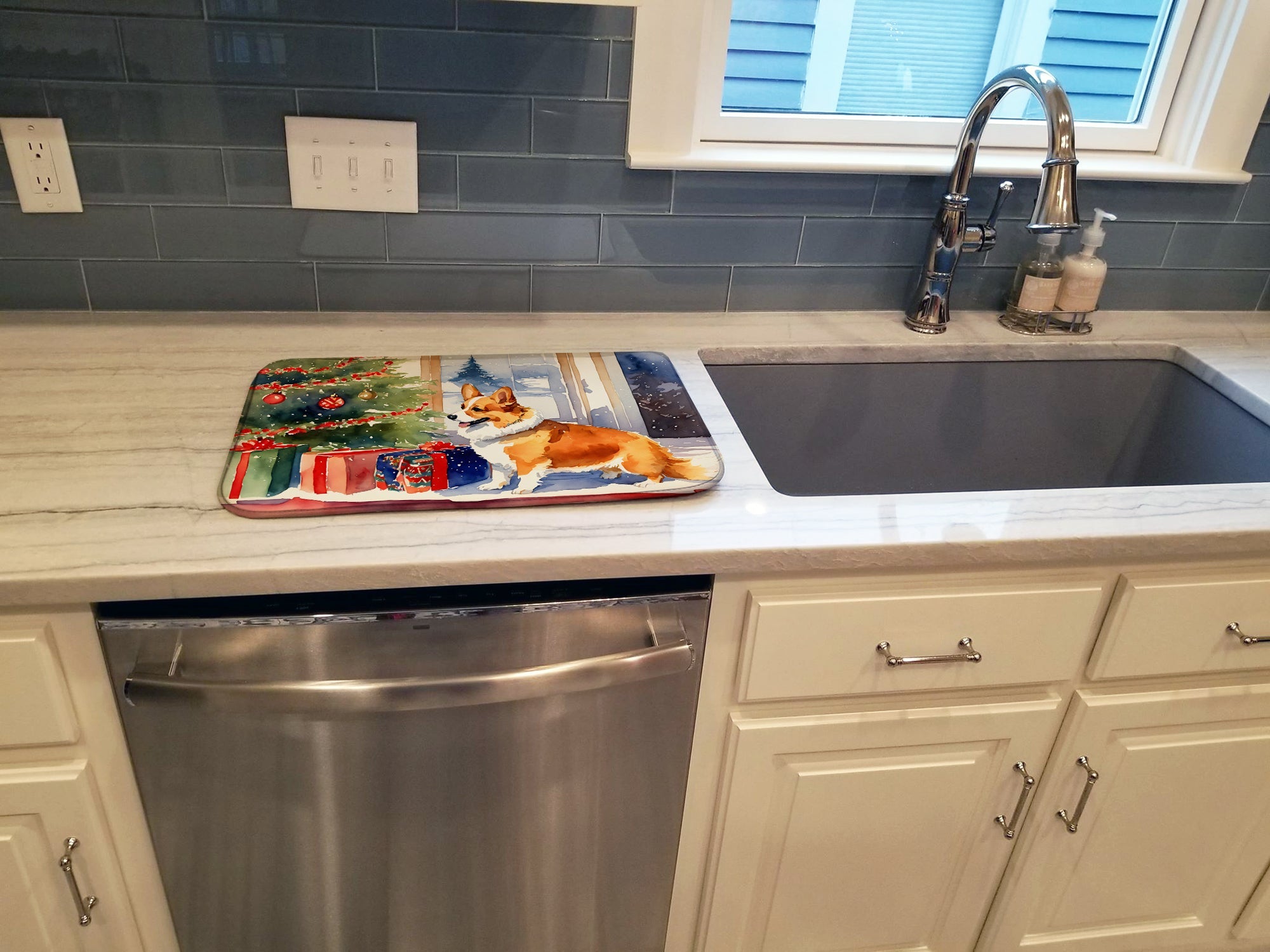 Caroline's Treasures Corgi Cozy Christmas Dish Drying Mat