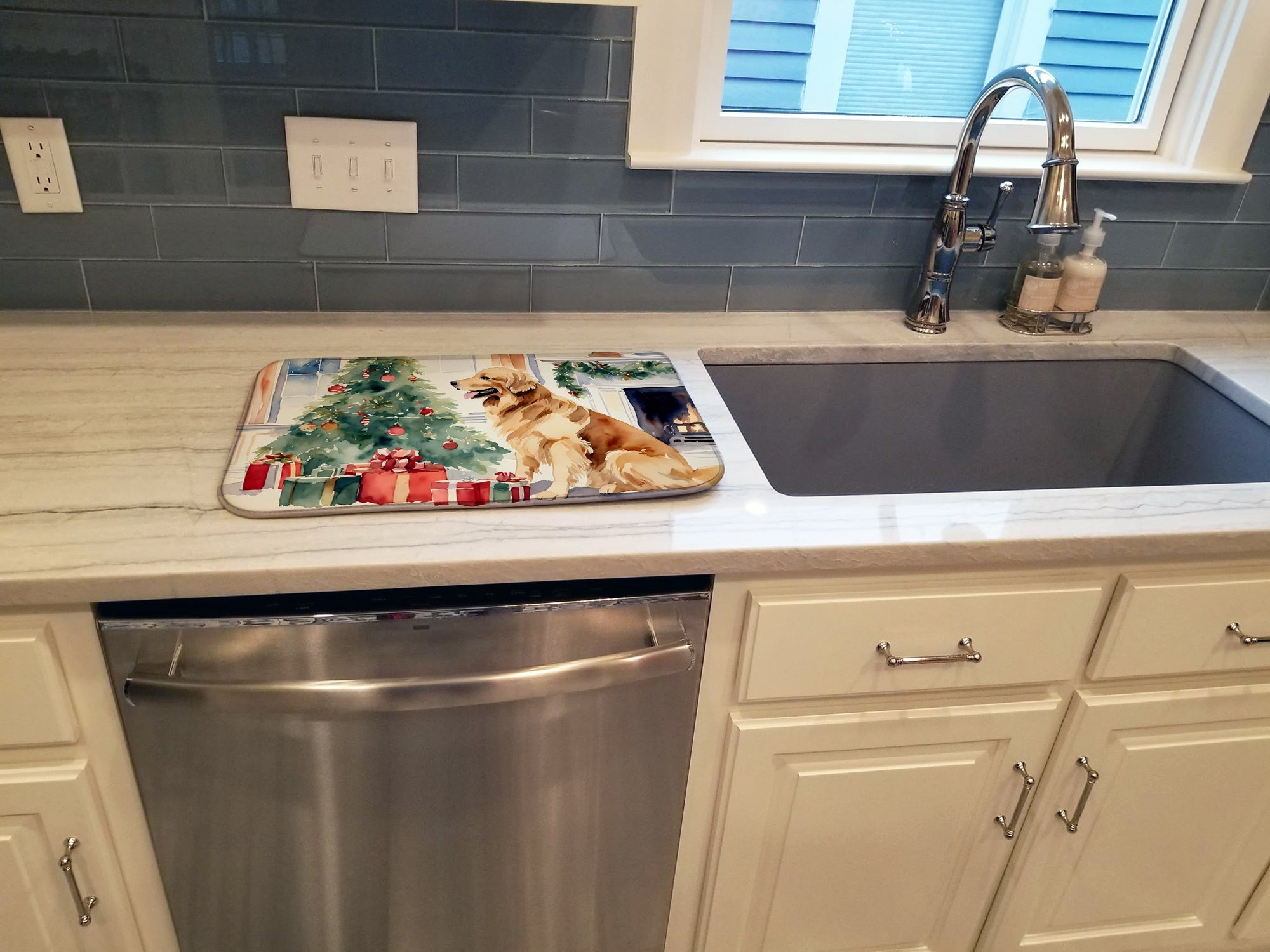 Caroline's Treasures Golden Retriever Cozy Christmas Dish Drying Mat