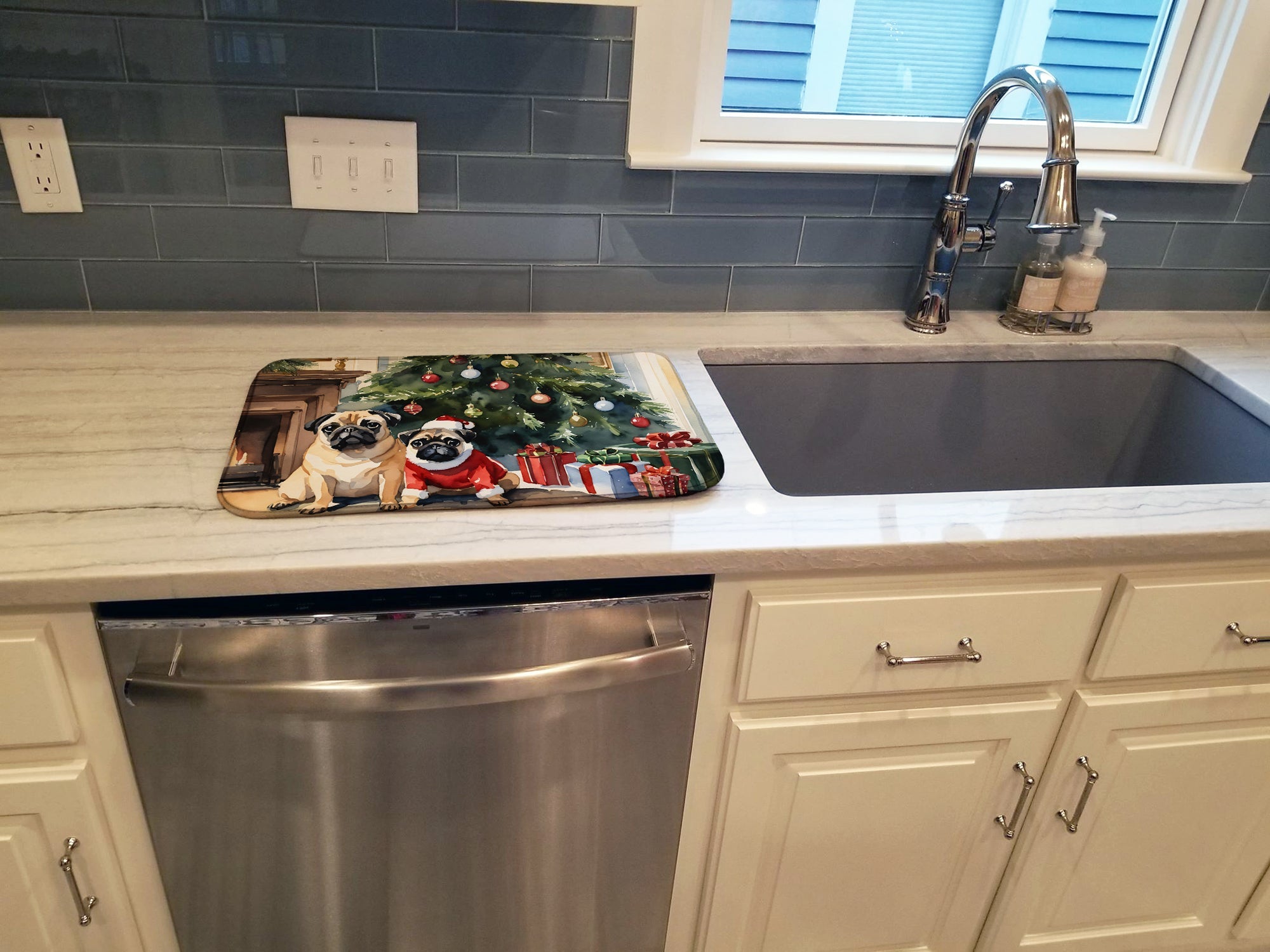 Caroline's Treasures Pug Cozy Christmas Dish Drying Mat