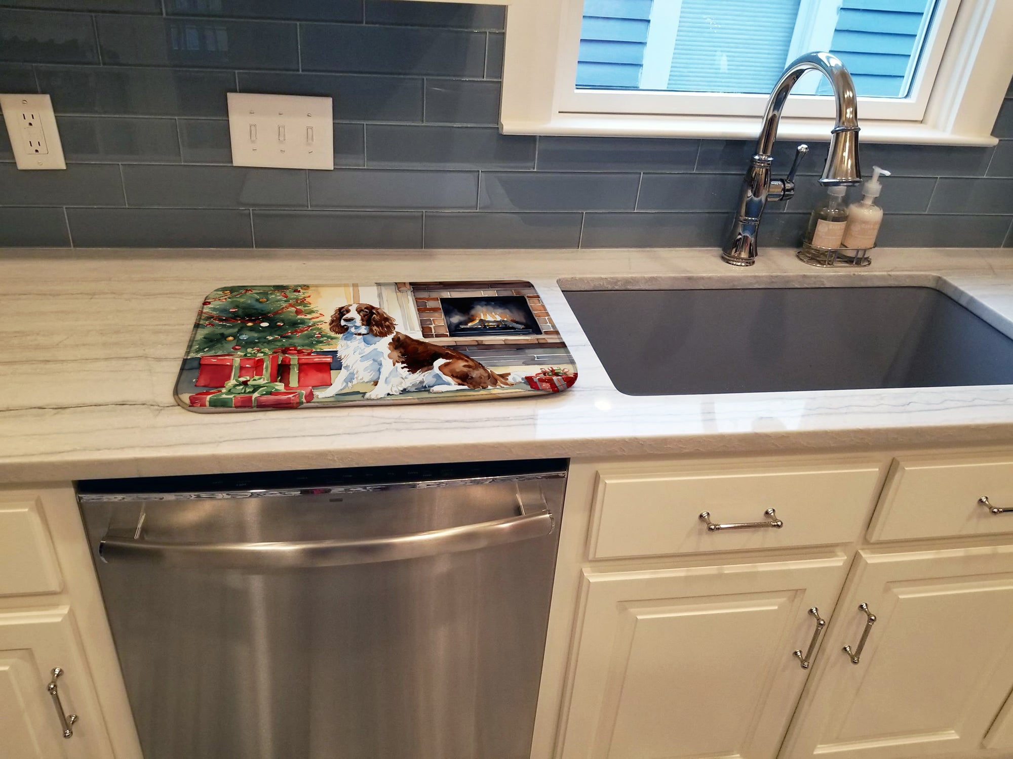 Caroline's Treasures Welsh Springer Spaniel Cozy Christmas Dish Drying Mat