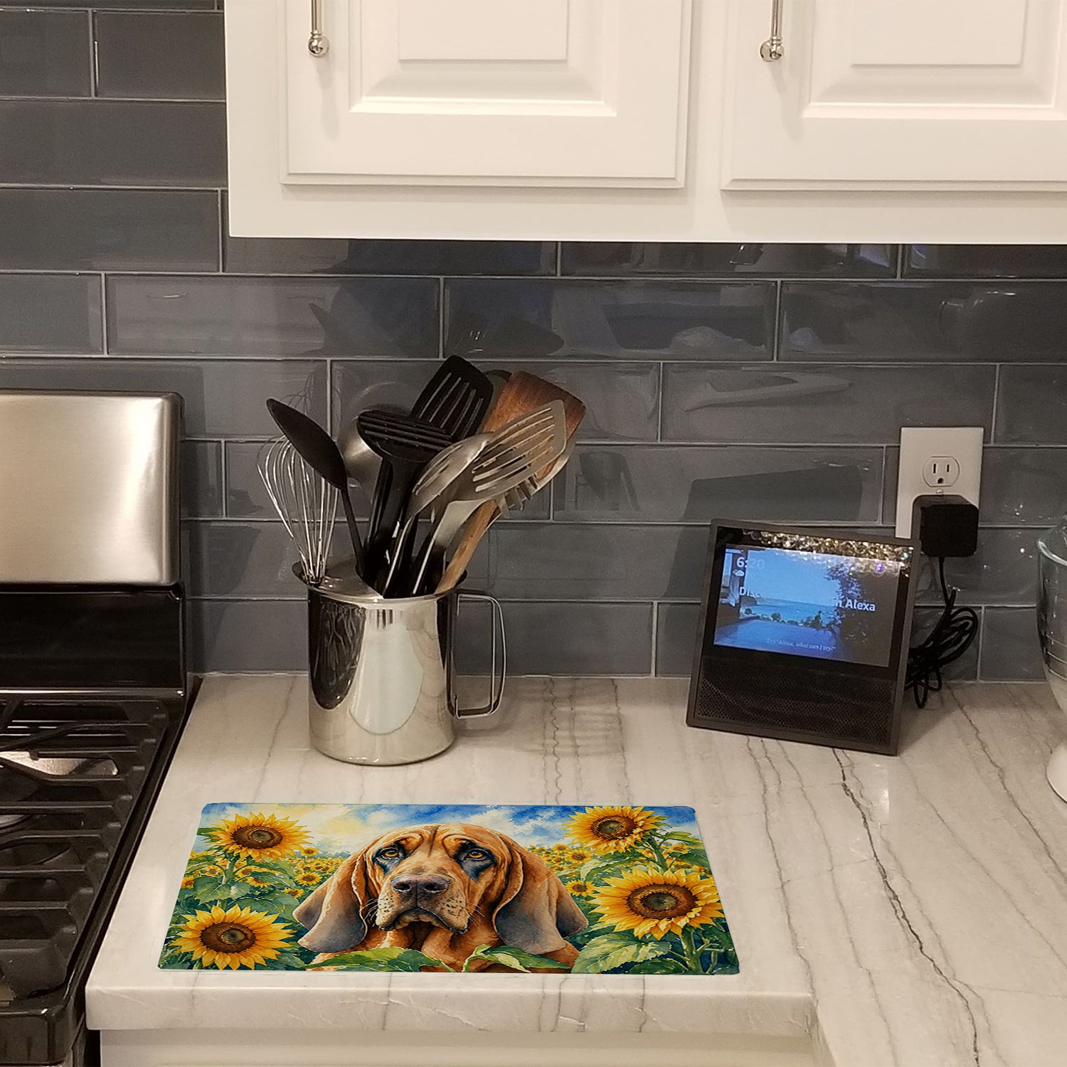 Caroline's Treasures Bloodhound in Sunflowers Cutting Board Tempered Glass Kitchen Cutting Surface, Heat Resistant Chopping Board with Non-Slip Feet, Decorative Food Prep & Serving