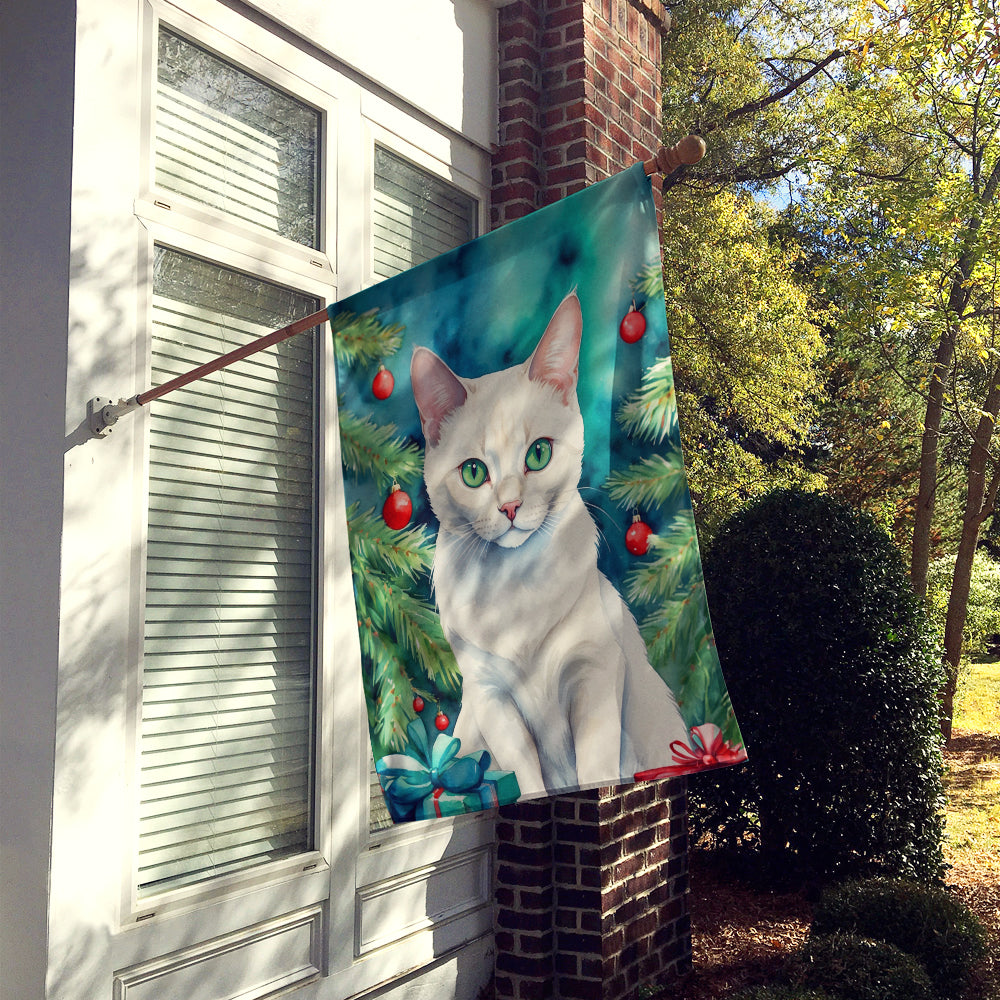 Caroline's Treasures Foreign White Cat By the Christmas Tree House Flag