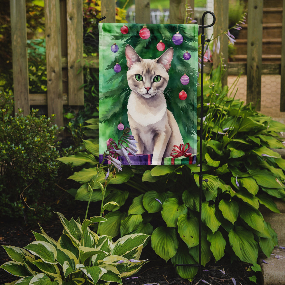 Caroline's Treasures Thai Lilac Cat Christmas Garden Flag - Cat by the Christmas Tree - Cat-Themed Holiday Yard Decor