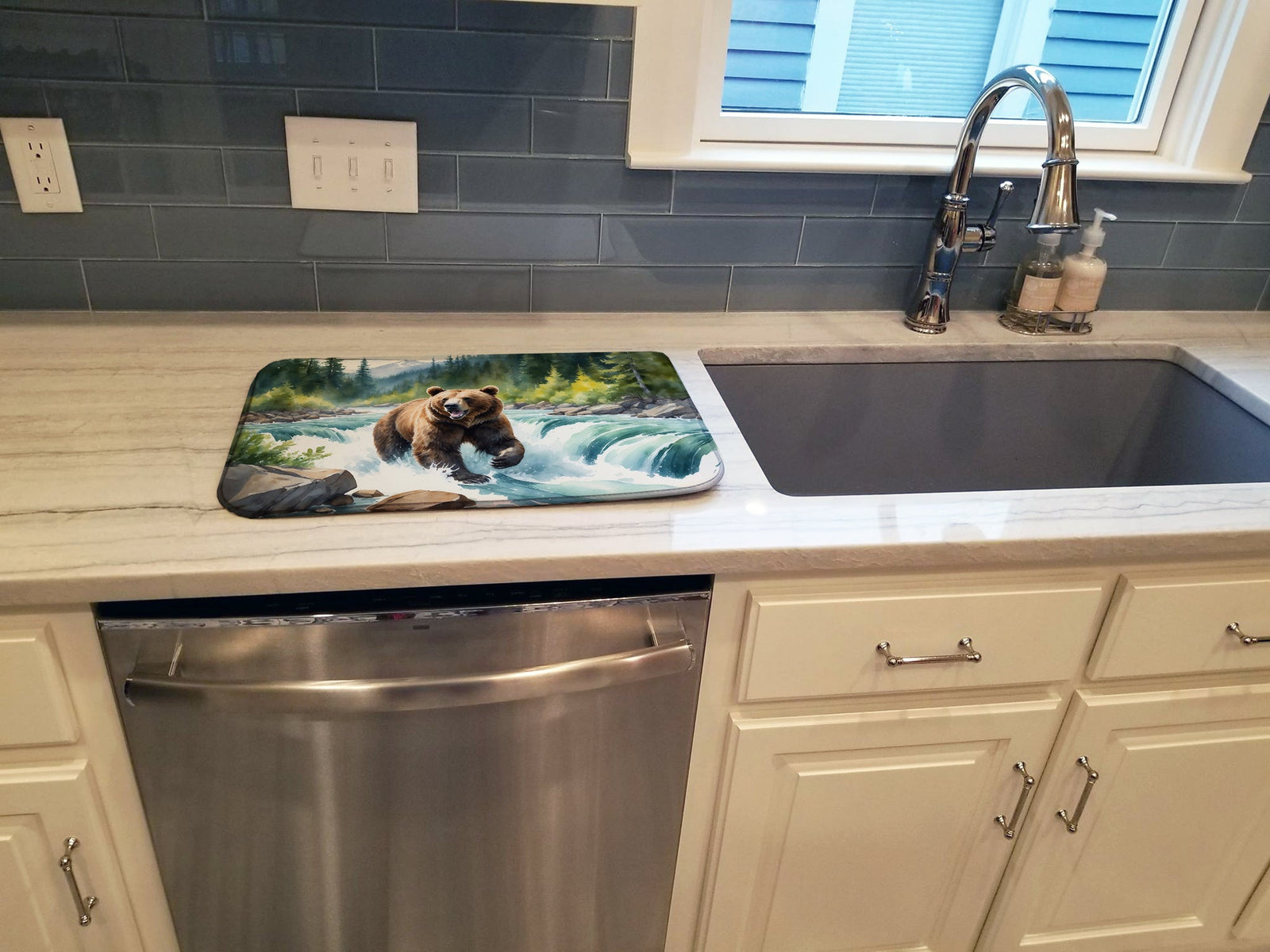 Caroline's Treasures Alaskan Wilderness Grizzly Bear Dish Drying Mat