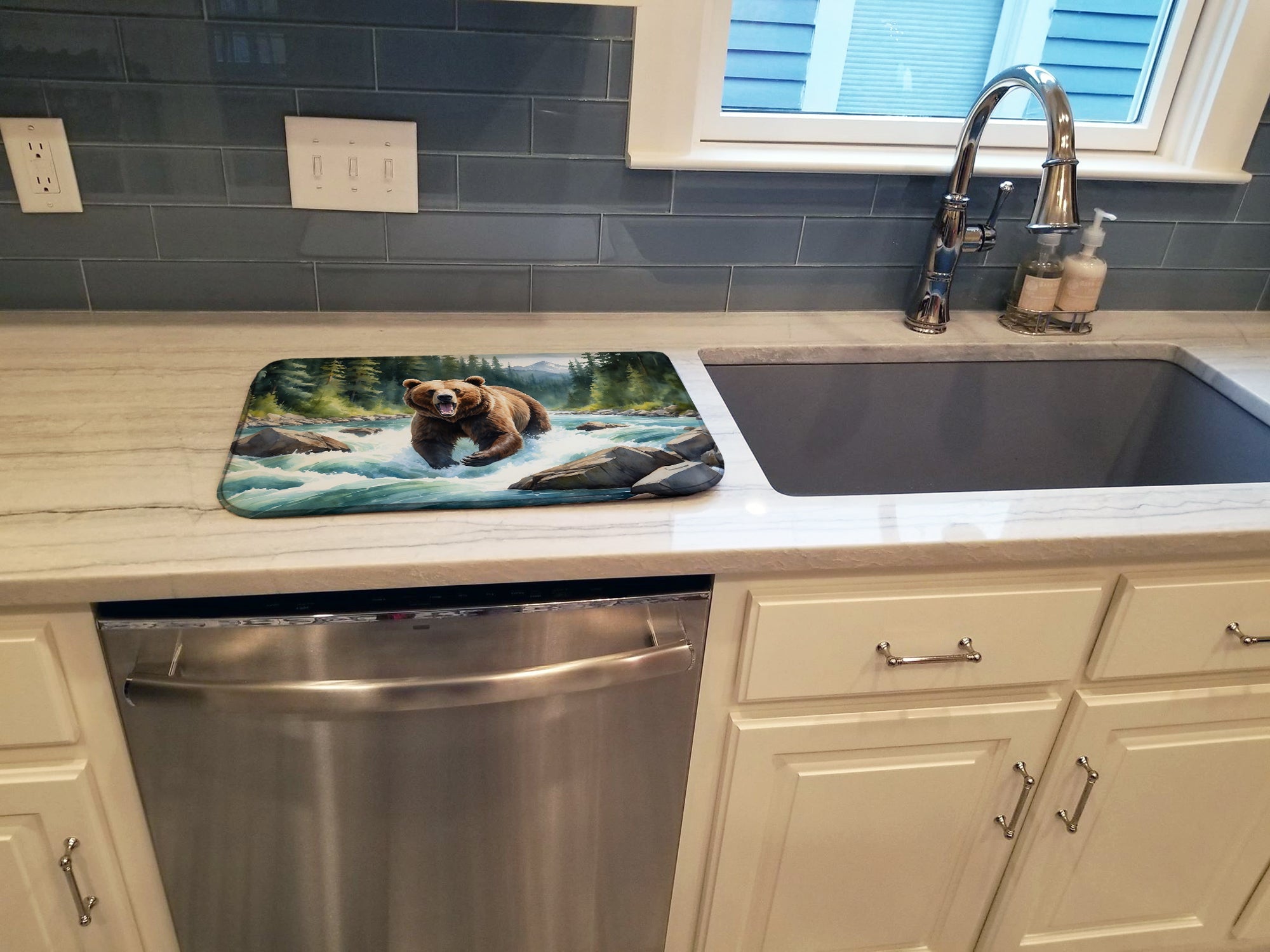 Caroline's Treasures Alaskan Wilderness Grizzly Bear Dish Drying Mat