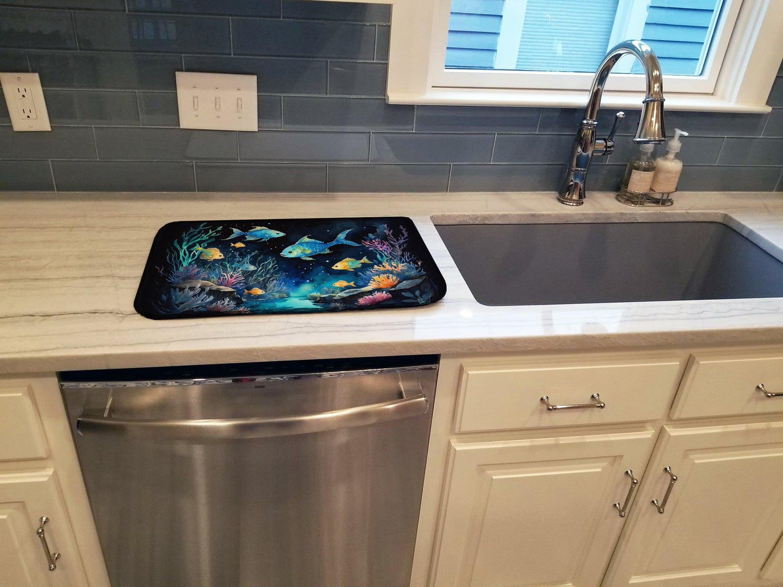 Caroline's Treasures Bioluminescent Fish Dish Drying Mat