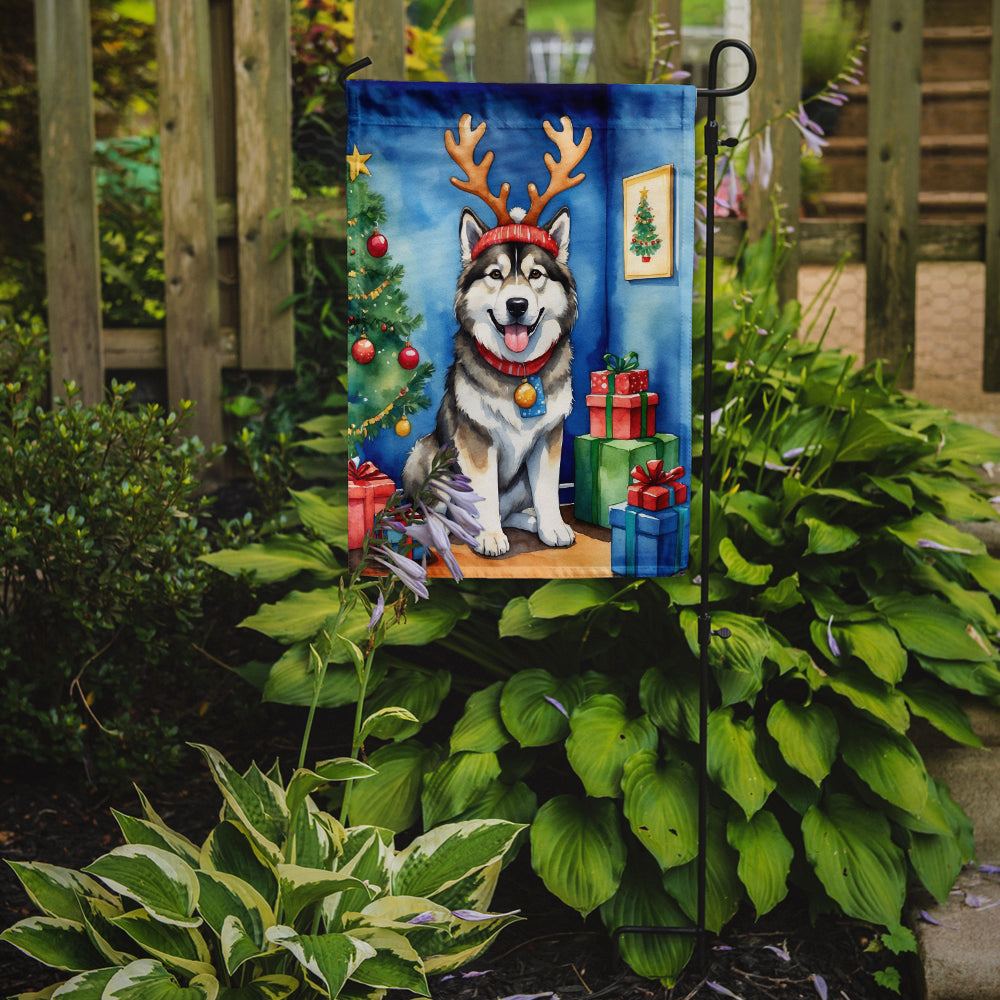 Caroline's Treasures Alaskan Malamute Christmas Garden Flag – Dog in Reindeer Antlers with Tree & Gifts