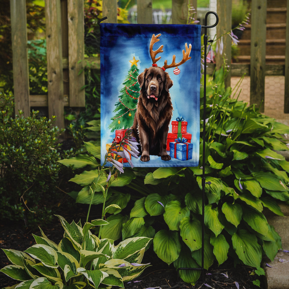 Caroline's Treasures Chocolate Newfoundland Christmas Garden Flag – Dog in Reindeer Antlers with Tree & Gifts