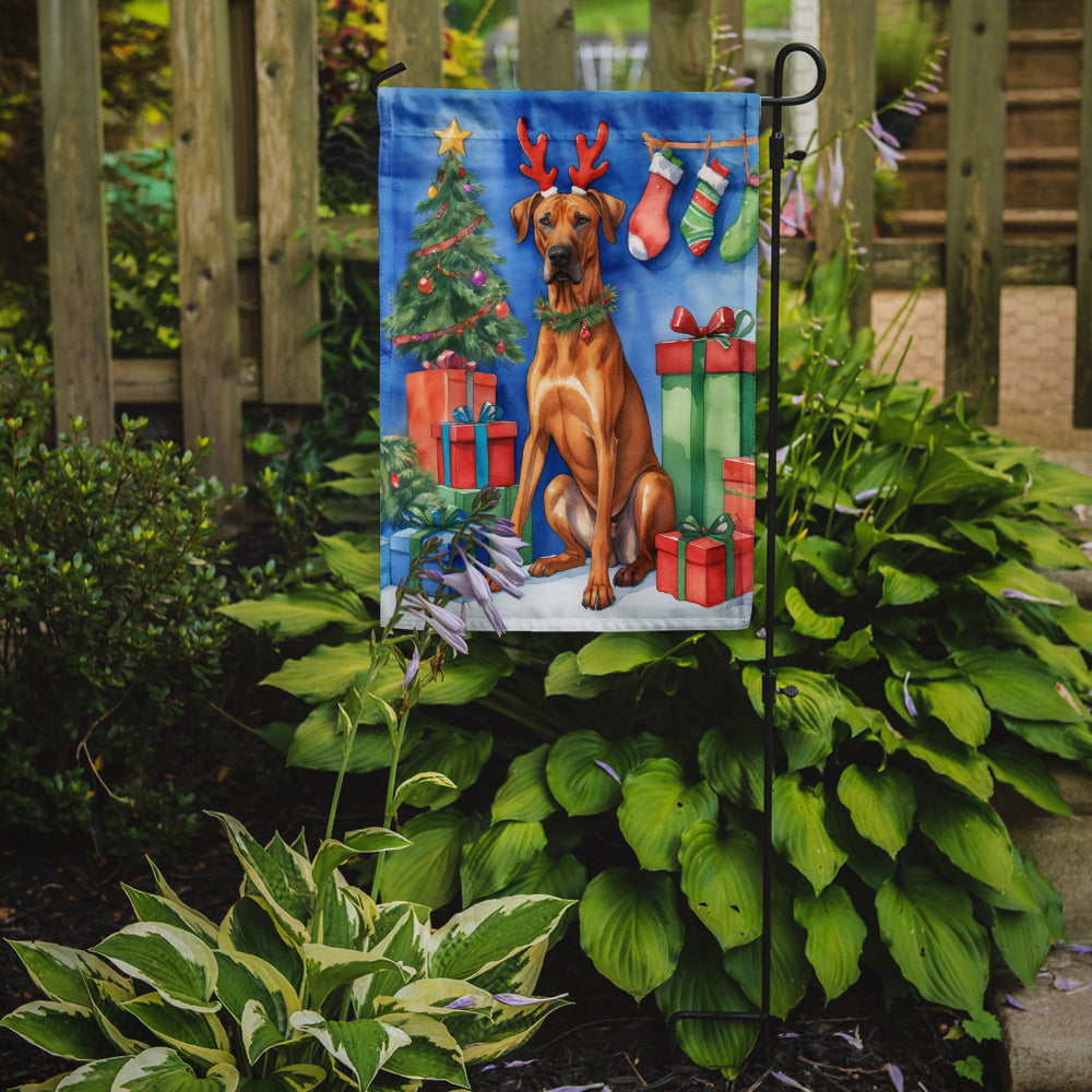 Caroline's Treasures Rhodesian Ridgeback Christmas Garden Flag – Dog in Reindeer Antlers with Tree & Gifts