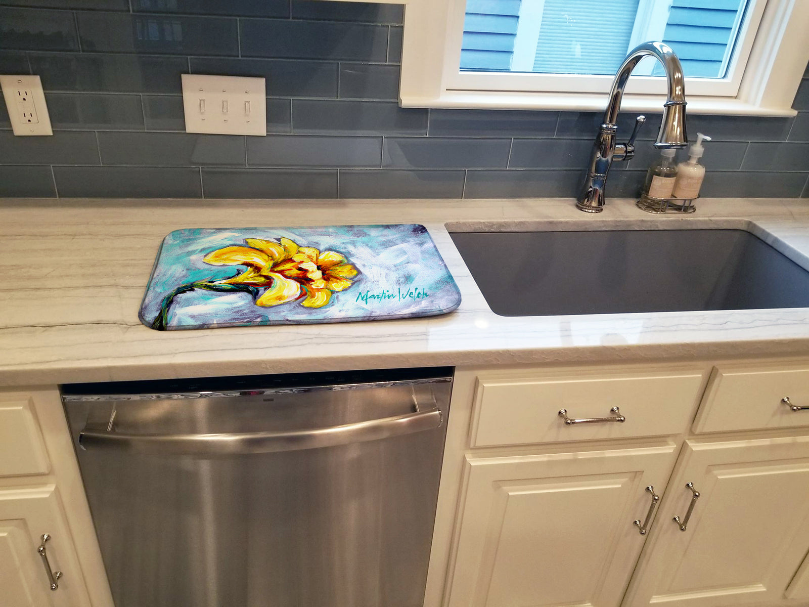 Caroline's Treasures Yellow Daffy Daffodils Dish Drying Mat – Absorbent, Artistic Kitchen Essentials