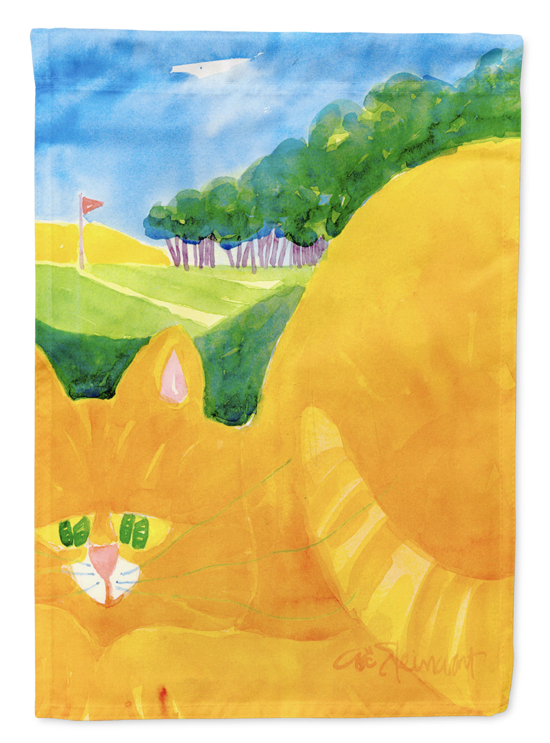 Chat tigré orange sur la taille du jardin du drapeau du golfeur vert