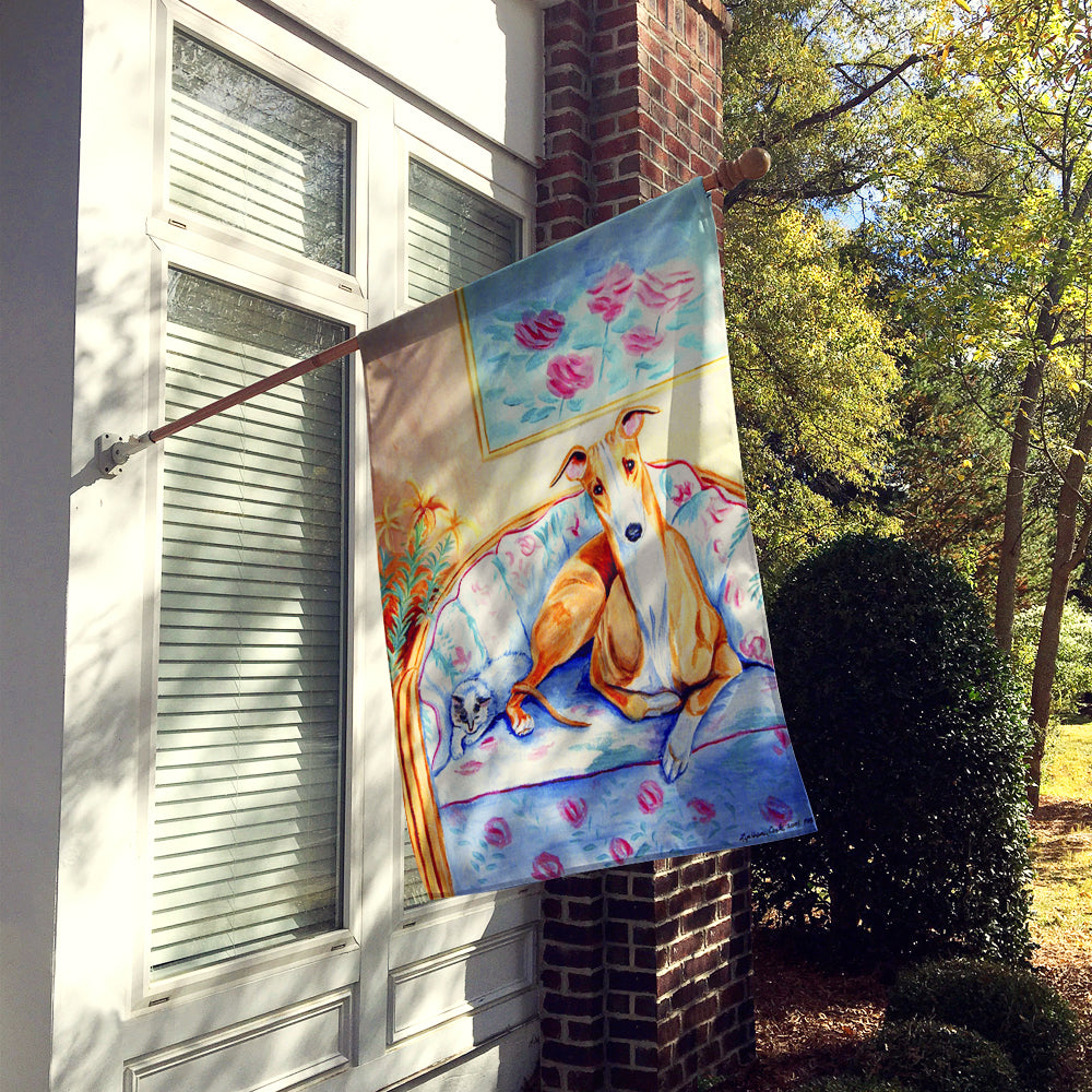 Whippet en attente sur maman drapeau toile taille de la maison
