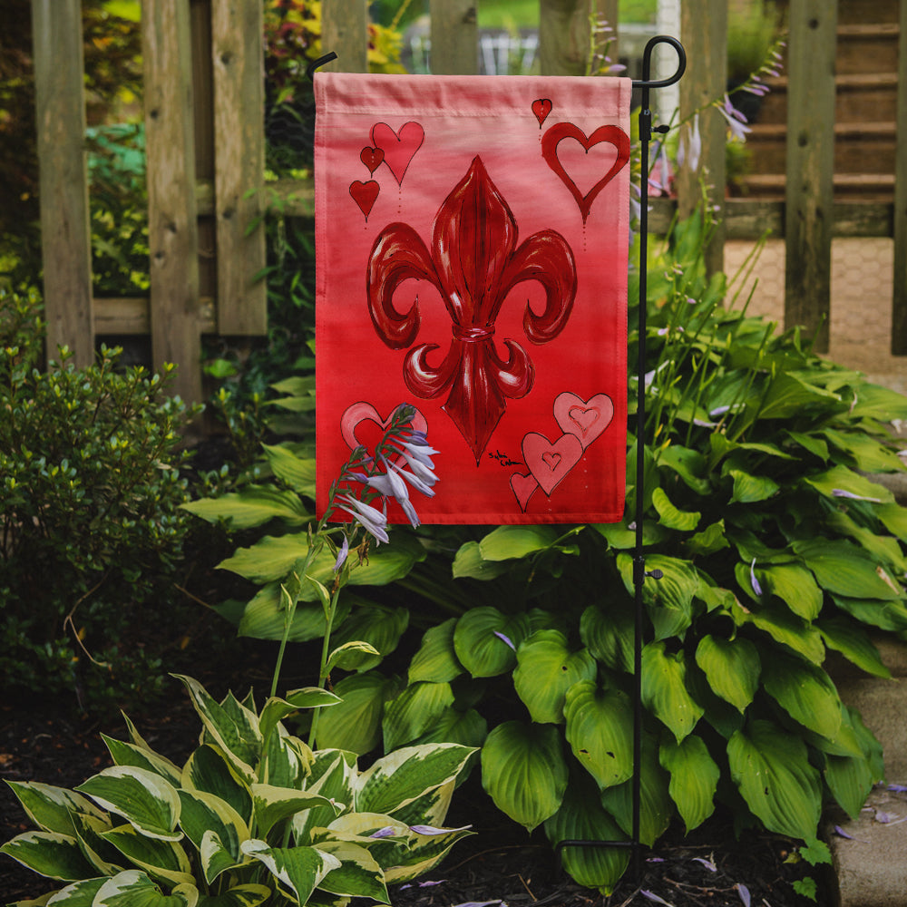 Caroline's Treasures Valentine's Day Fleur de lis Garden Flag – Decorative Outdoor Yard Flag