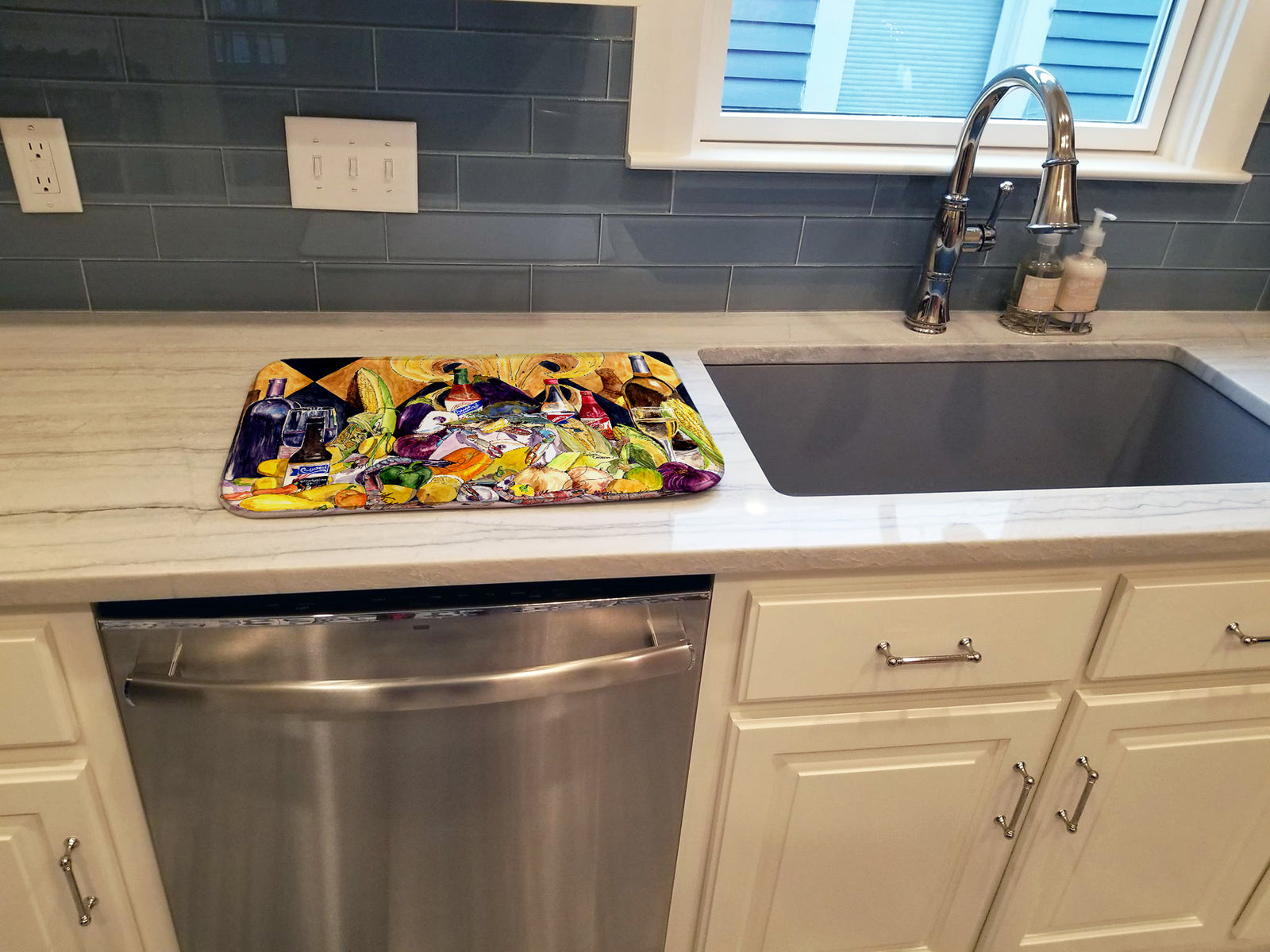 Caroline's Treasures Crystal Hot Sauce with Fleur De lis and Wine Dish Drying Mat – Absorbent, Artistic Kitchen Essentials 8638DDM