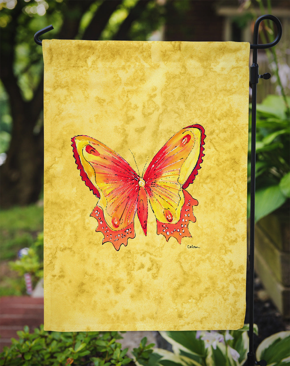 Papillon sur la taille du jardin du drapeau jaune