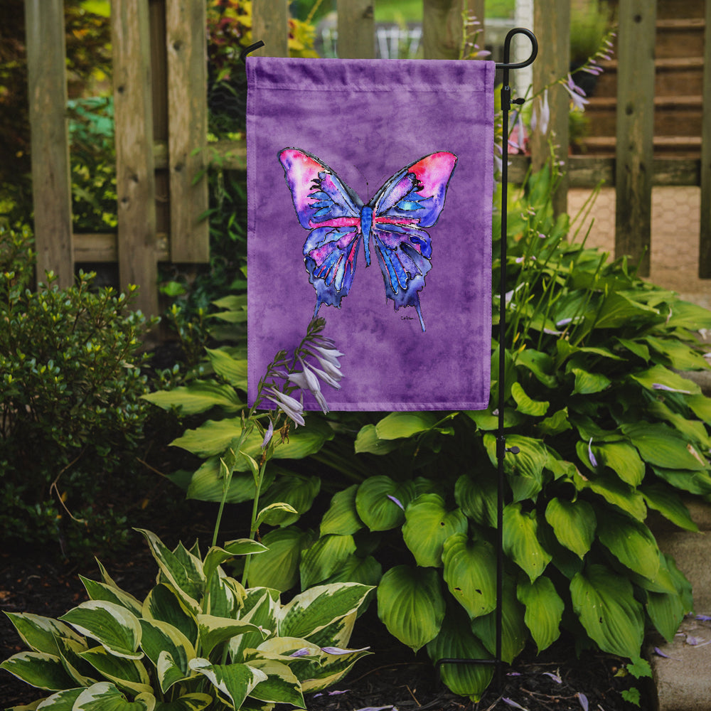 Papillon sur la taille du jardin du drapeau violet
