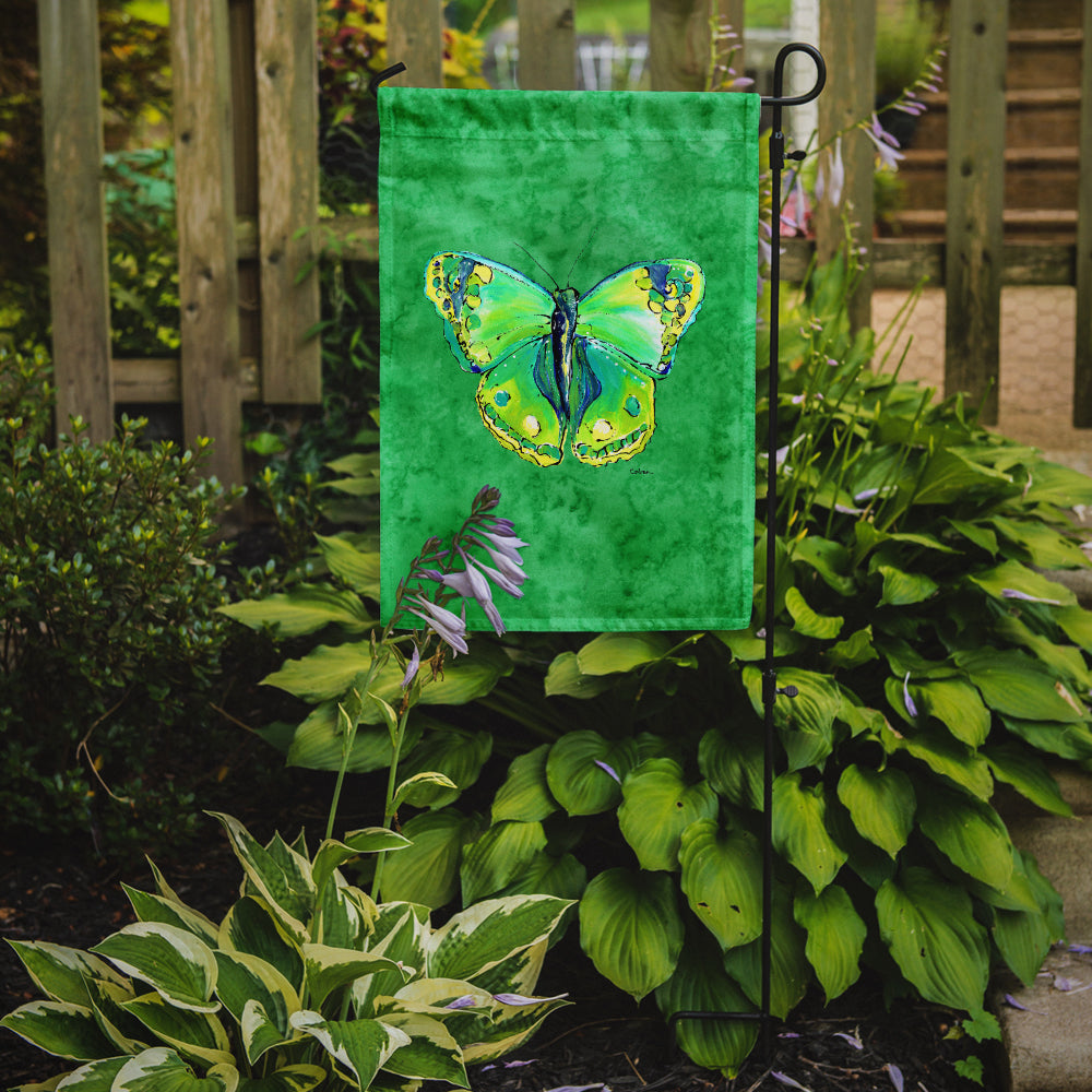 Papillon vert sur la taille du jardin du drapeau vert