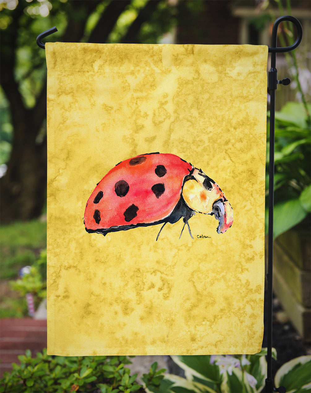 Lady Bug sur la taille du jardin du drapeau jaune