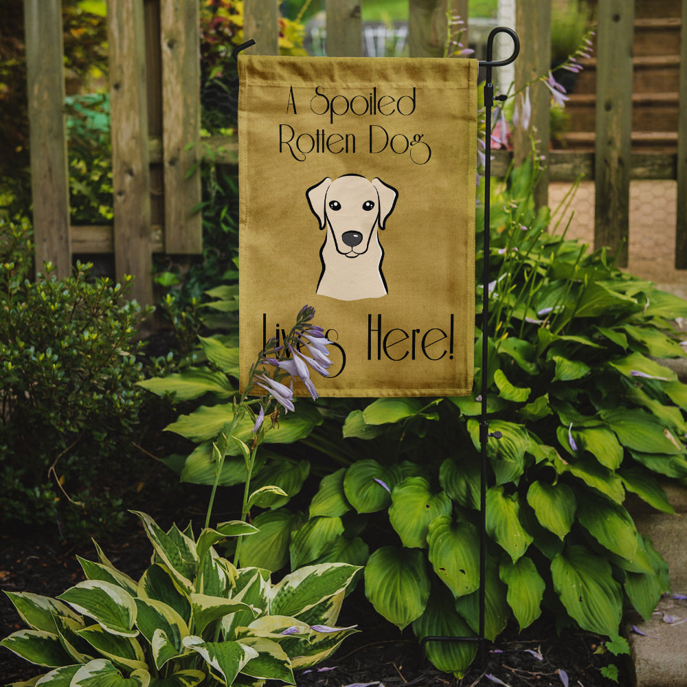 Yellow Labrador Spoiled Dog Lives Here Drapeau Jardin Taille BB1470GF