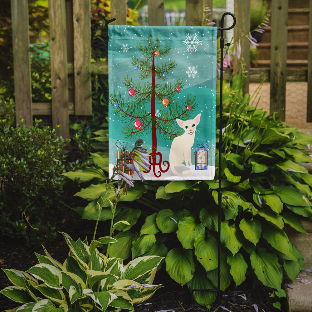 Caroline's Treasures Foreign White Cat Merry Christmas Tree Garden Flag - Outdoor Decorative Yard Flag BB4420GF