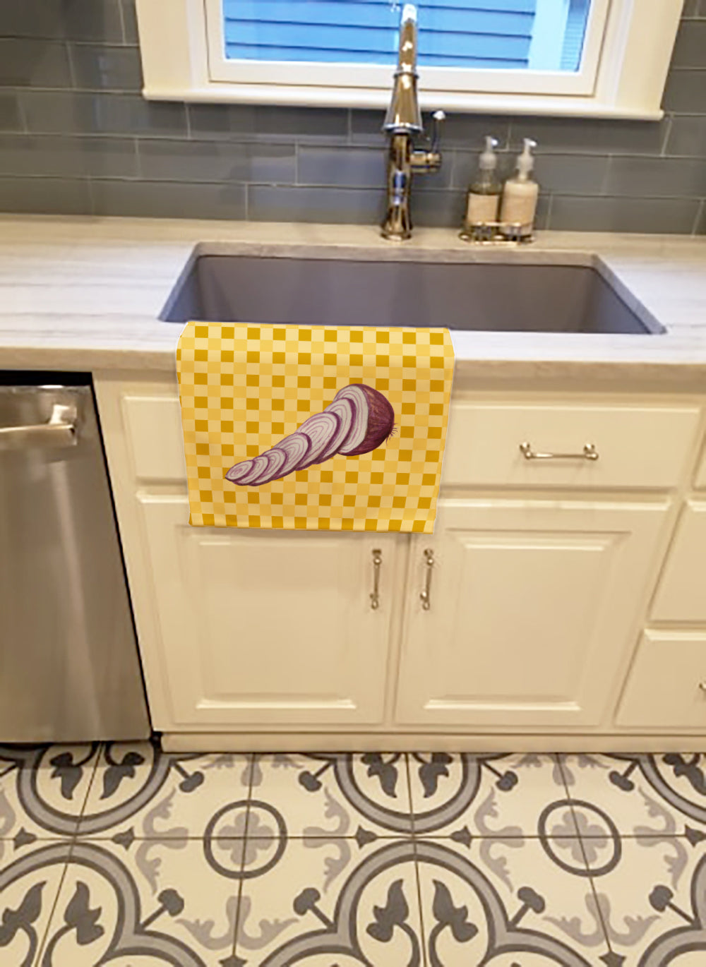 Caroline's Treasures Red Onion on Basketweave Kitchen Towel – Artistic Dish Towel for Everyday Use BB7211KTWL