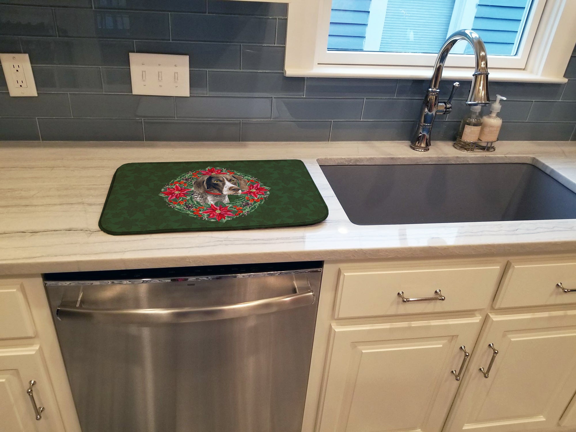German Shorthaired Pointer Poinsetta Wreath Dish Drying Mat CK1507DDM  the-store.com.