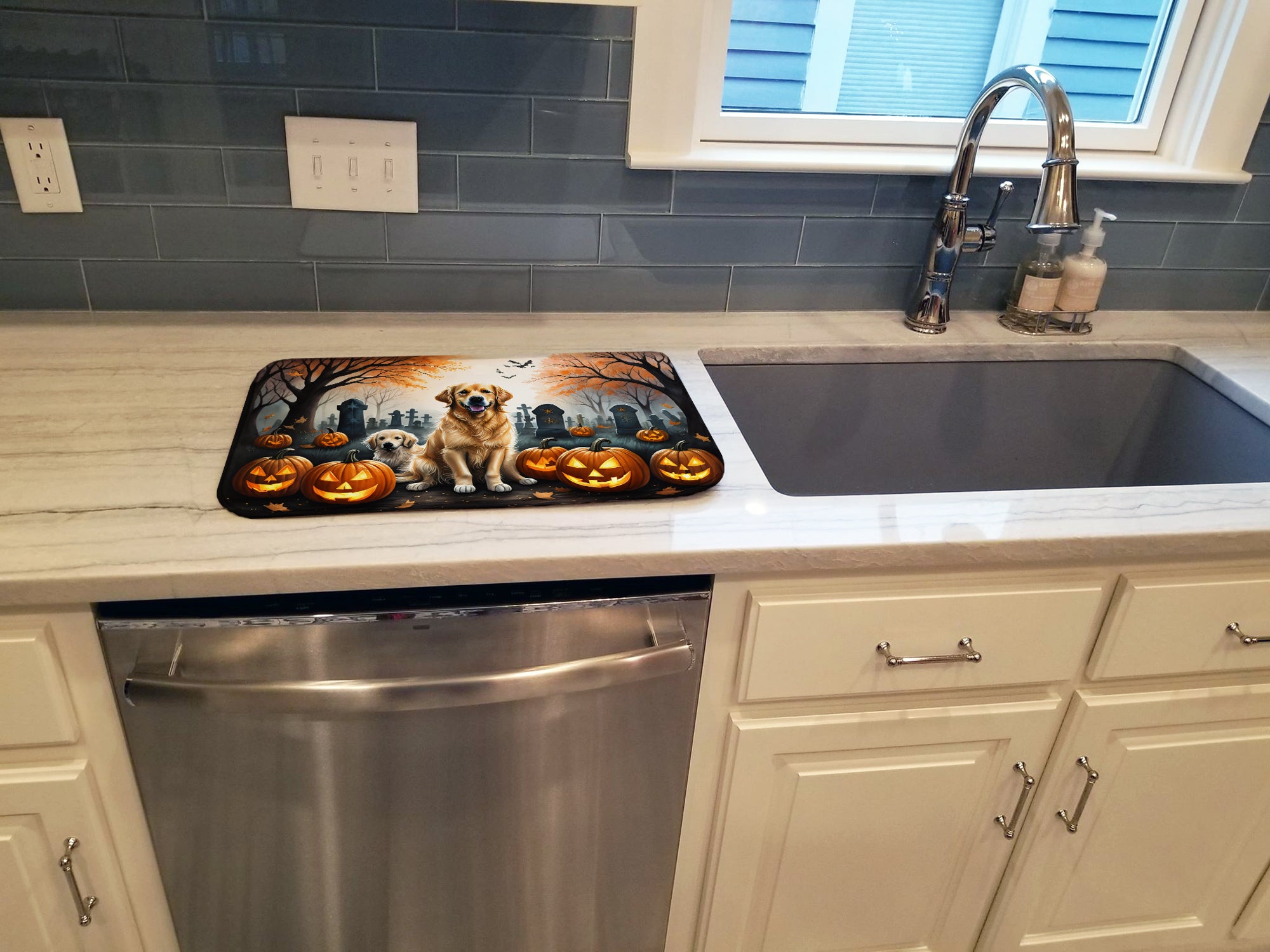 Golden Retriever Spooky Halloween Dish Drying Mat