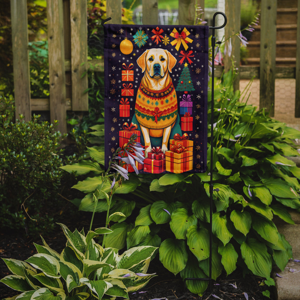 Caroline's Treasures Labrador Retriever Holiday Christmas Garden Flag – Outdoor Decorative Yard Flag