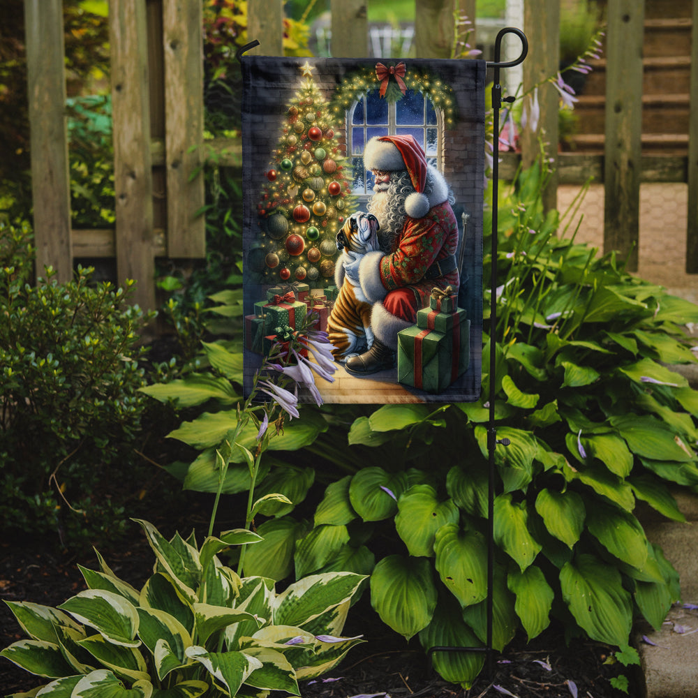 Caroline's Treasures English Bulldog with Santa Garden Flag – Christmas Dog Yard Decor