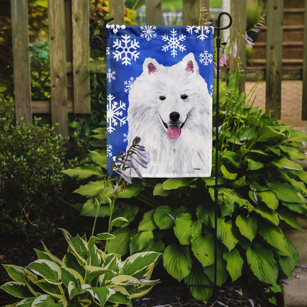 Caroline's Treasures American Eskimo Winter Snowflakes Holiday Garden Flag – Decorative Outdoor Yard Flag