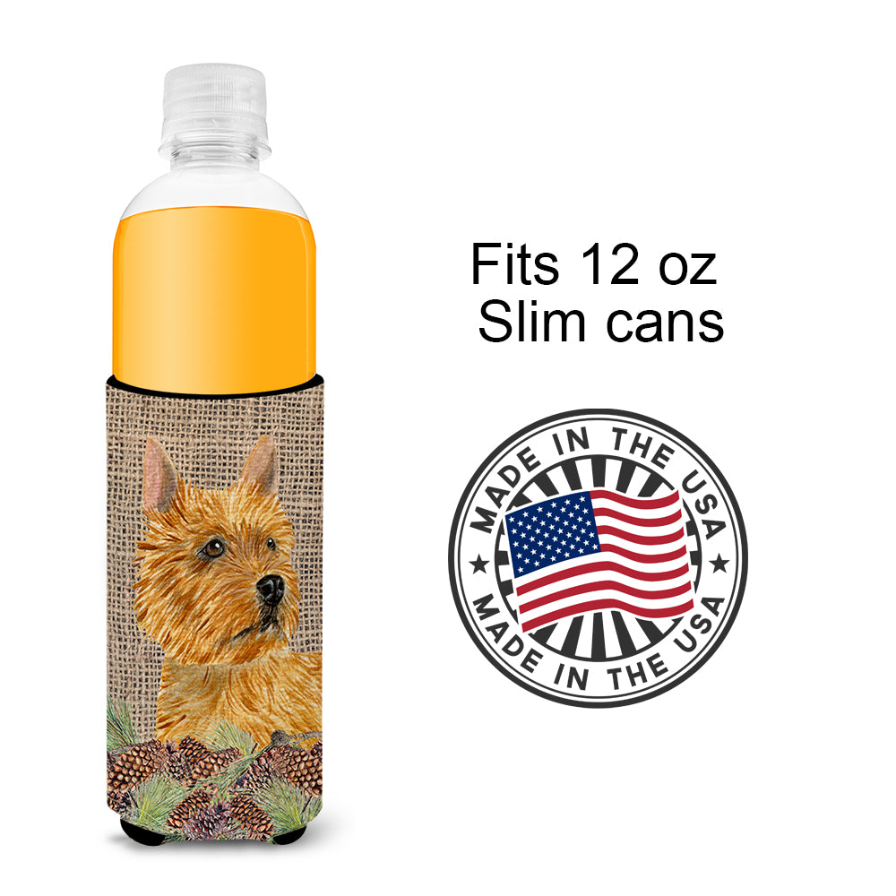 Norwich Terrier sur fausse toile de jute avec cônes de pin Ultra Beverage Isolateurs pour canettes minces SS4088MUK