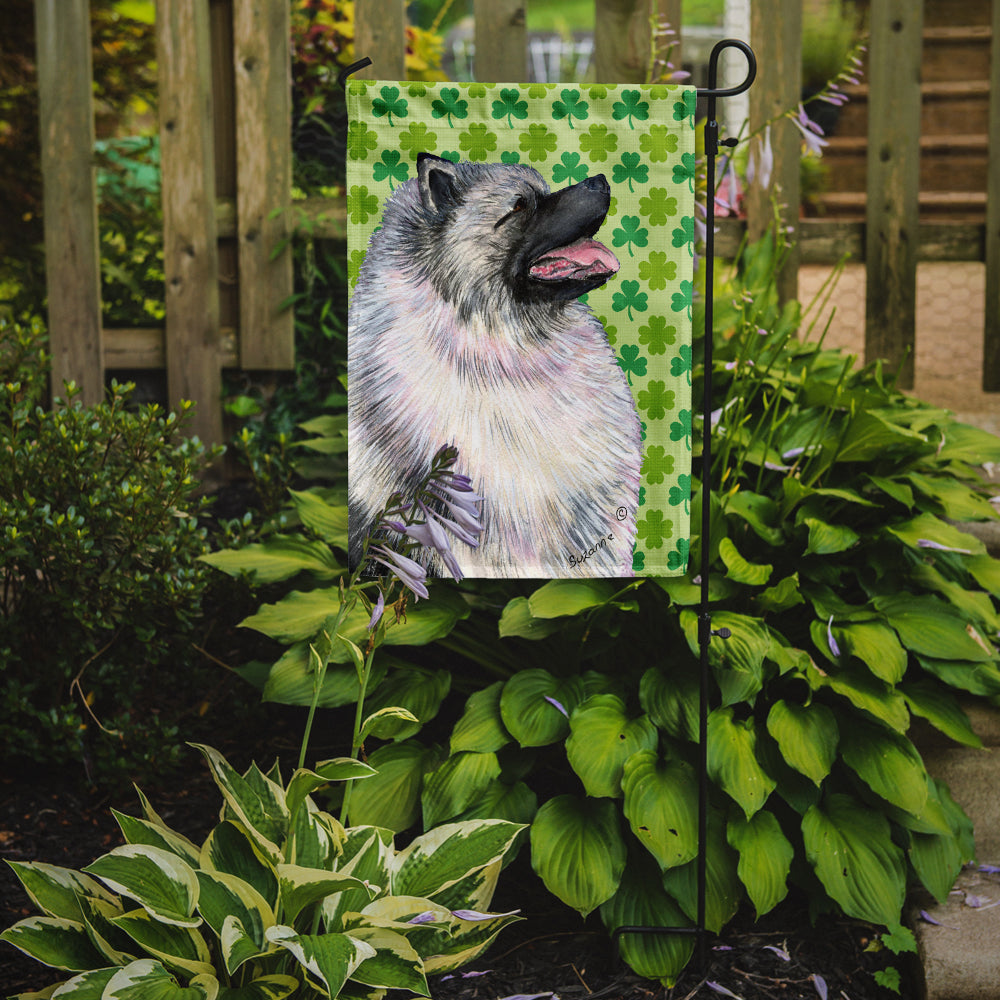 Caroline's Treasures Keeshond St. Patrick's Day Shamrock Portrait Garden Flag – Decorative Outdoor Yard Flag