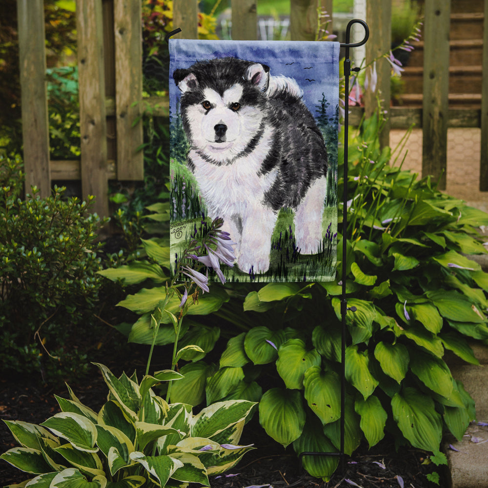 Caroline's Treasures Alaskan Malamute Garden Flag – Decorative Outdoor Yard Flag