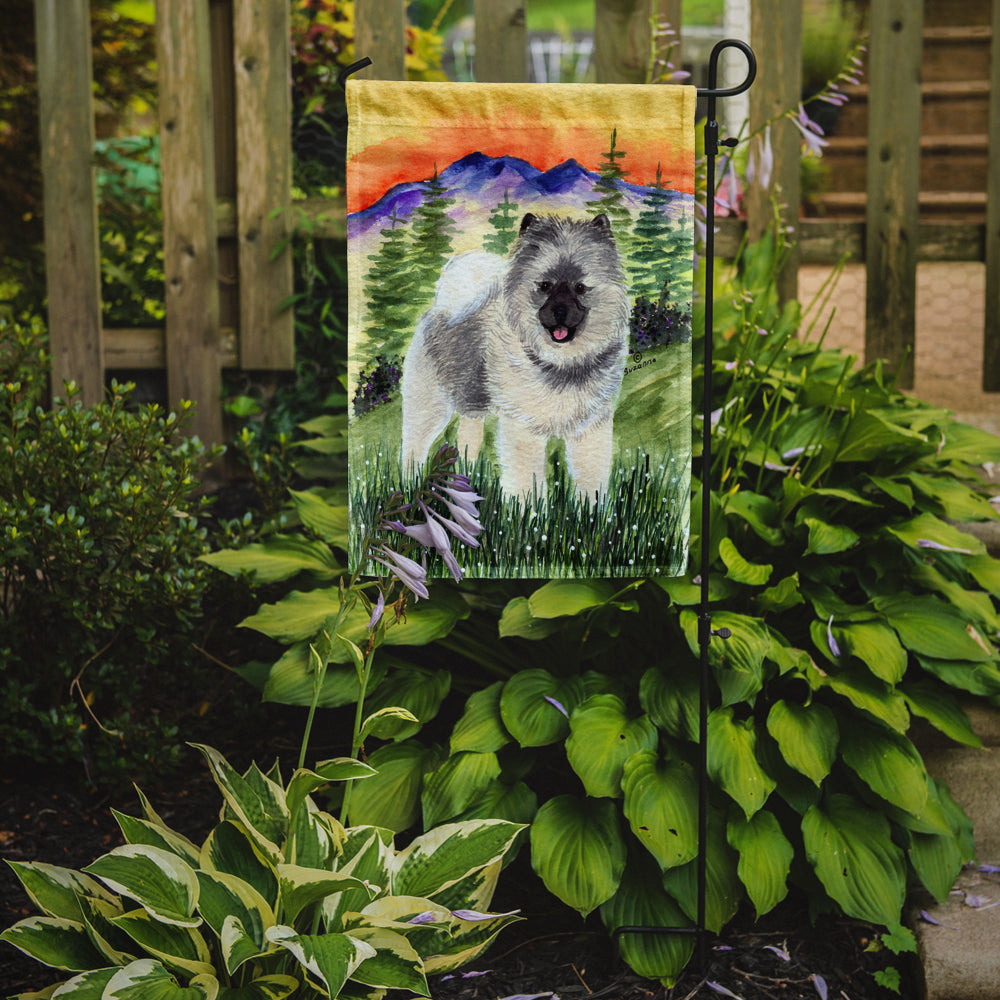 Caroline's Treasures Keeshond Garden Flag – Decorative Outdoor Yard Flag