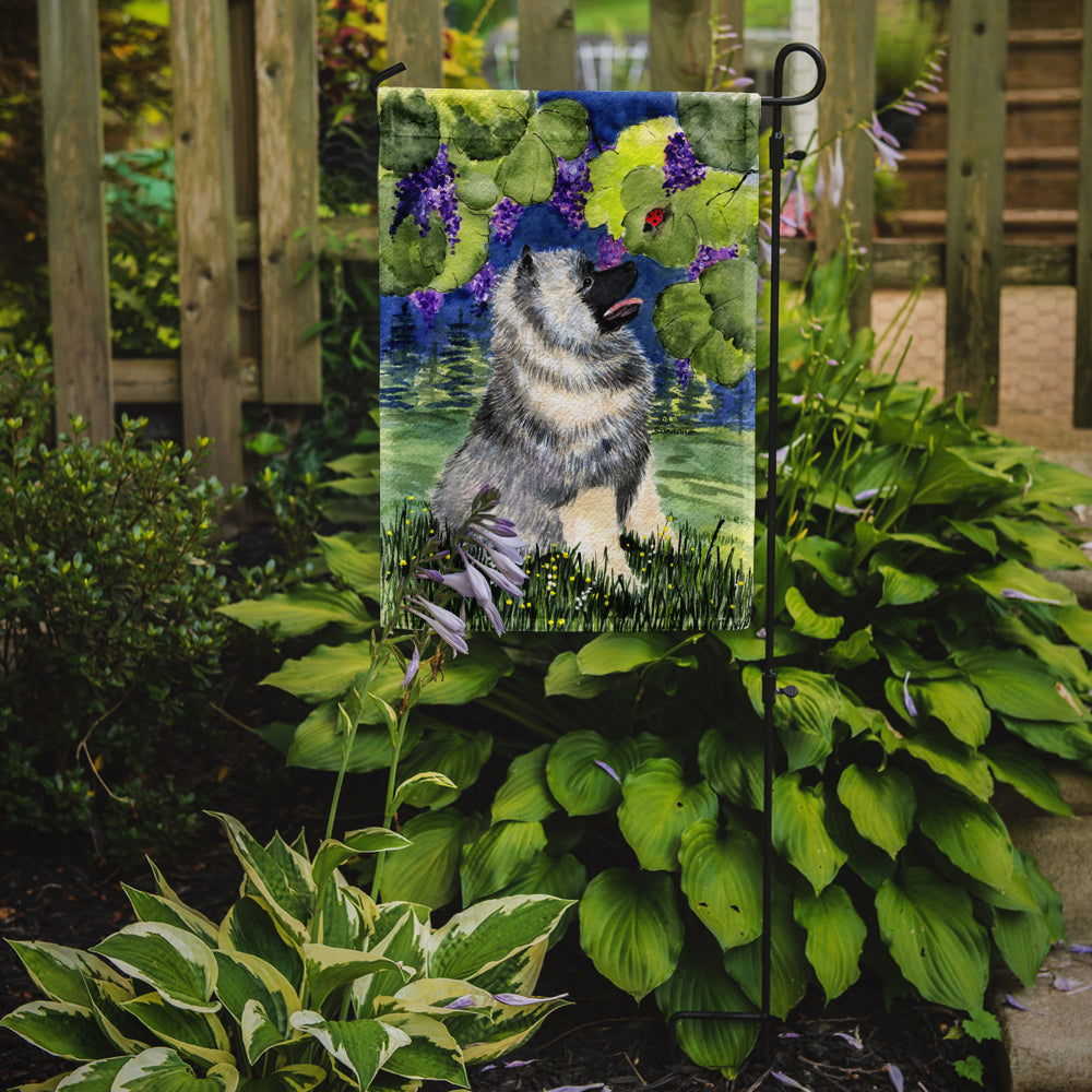 Caroline's Treasures Keeshond Garden Flag – Decorative Outdoor Yard Flag