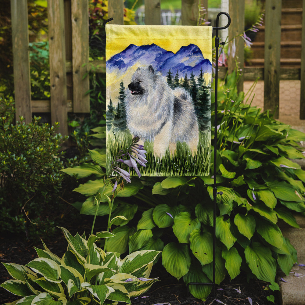 Caroline's Treasures Keeshond Garden Flag – Decorative Outdoor Yard Flag